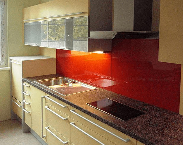 barvita enovrstna kuhinja